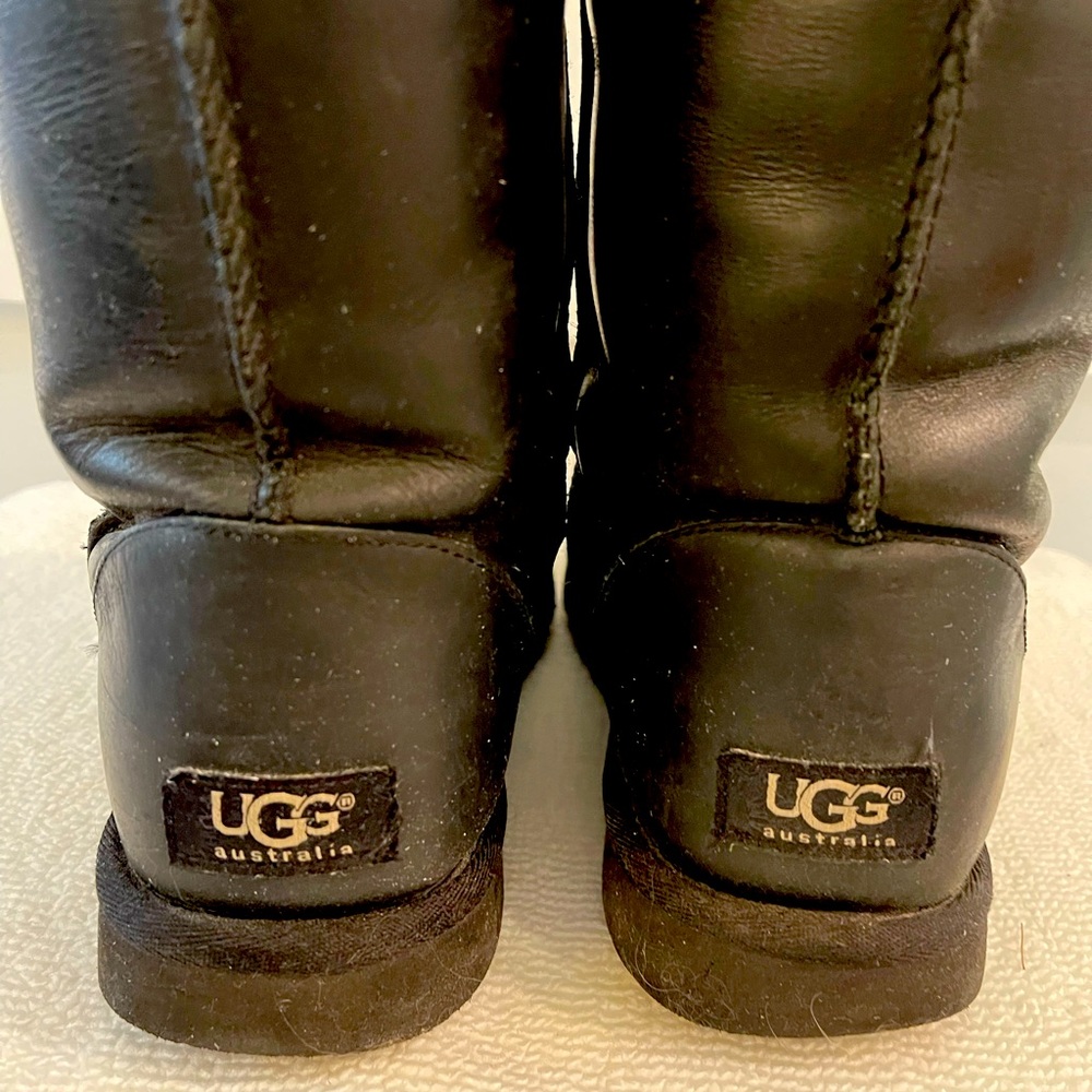 UGG Classic Short Leather Water Resistant Boot USED Size 9